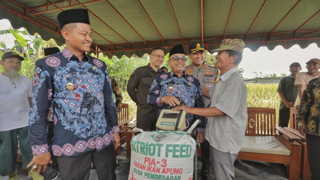 Bupati Blitar dan forkopimda hadiri panen raya padi di Selopuro dan Wlingi. (ist)