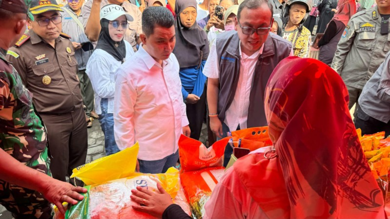 Bupati Gus Barra tinjau pelaksanaan Operasi Pasar Ramadhan Berkah di Pasar Mojosari. (ist)
