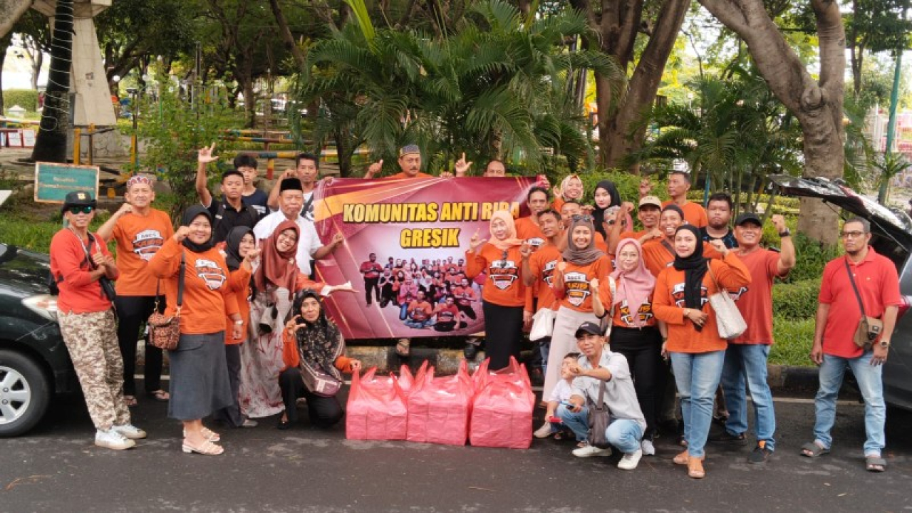 Pengguna jalan antusias menyambut pembagian takjil dari Sahabat Karib. (ist)