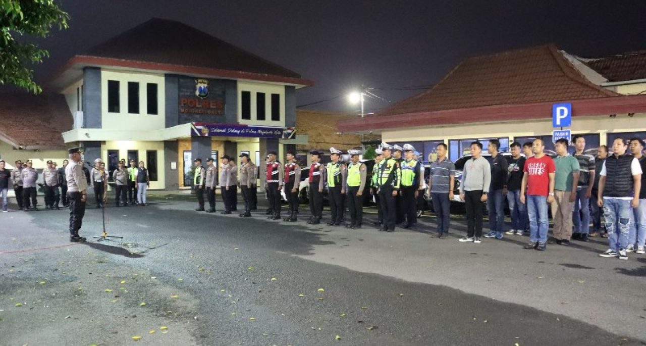 Apel kesiapan pasukan dipimpin oleh Kabag Ops Kompol. Sumar di Mapolres Mojokerto Kota. (ist)
