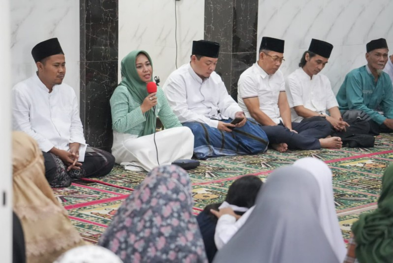 Ning Ita dan Cak Sandi bersafari ramadhan ke musholla Miftakhul Jannah Kel. Surodinawan. (ist)
