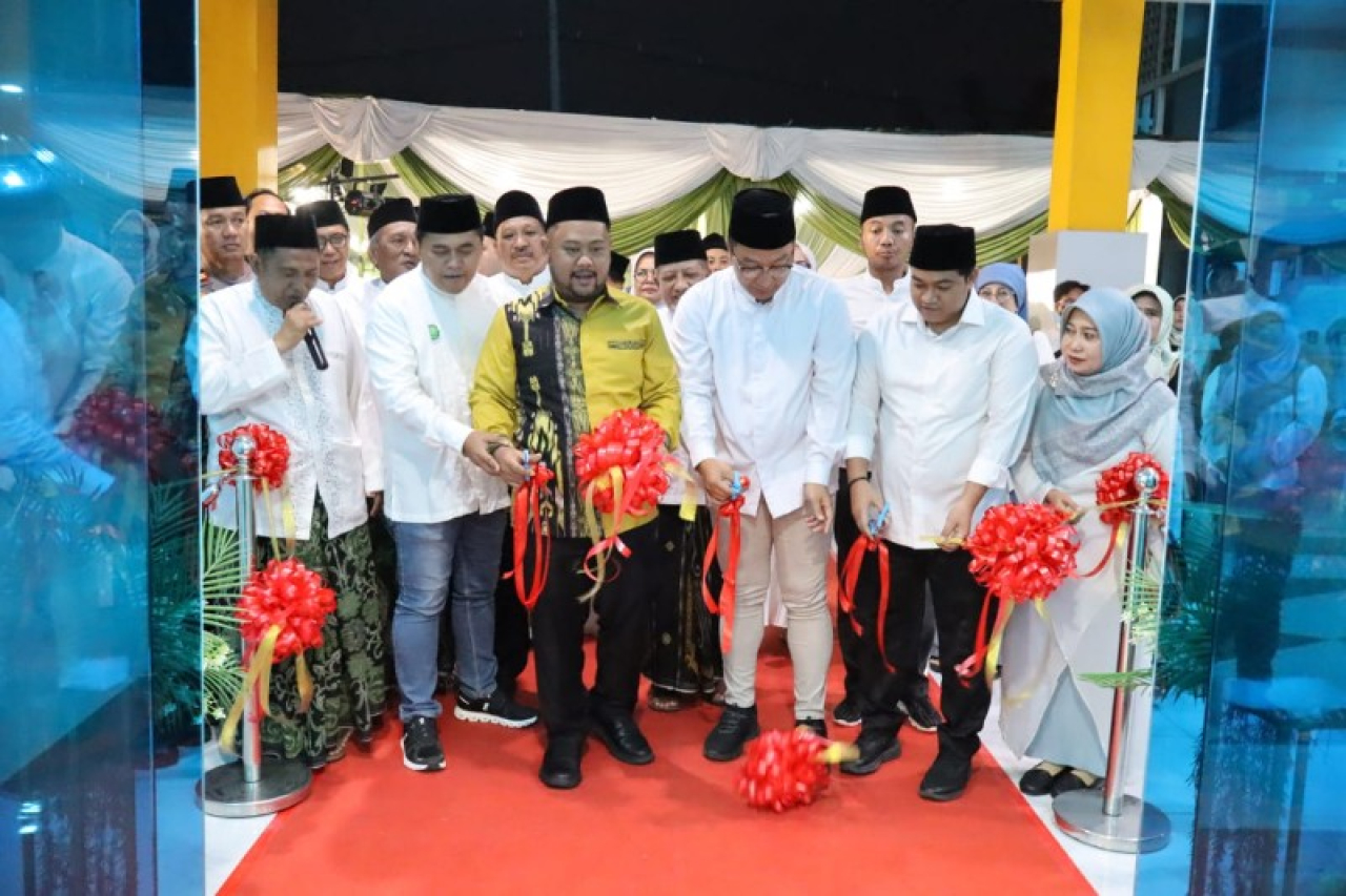 Bupati Gresik Gus Yani memotong pita menandai grand opening RSGS. (ist)