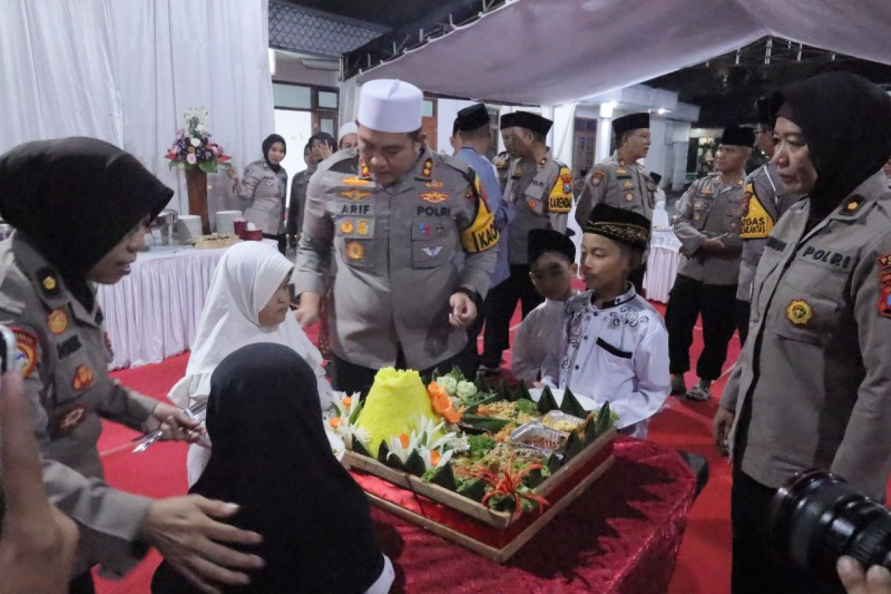 Kapolres Blitar, AKBP Arif Fazlurrahman buka bersama dengan anak Yatim. (isr)