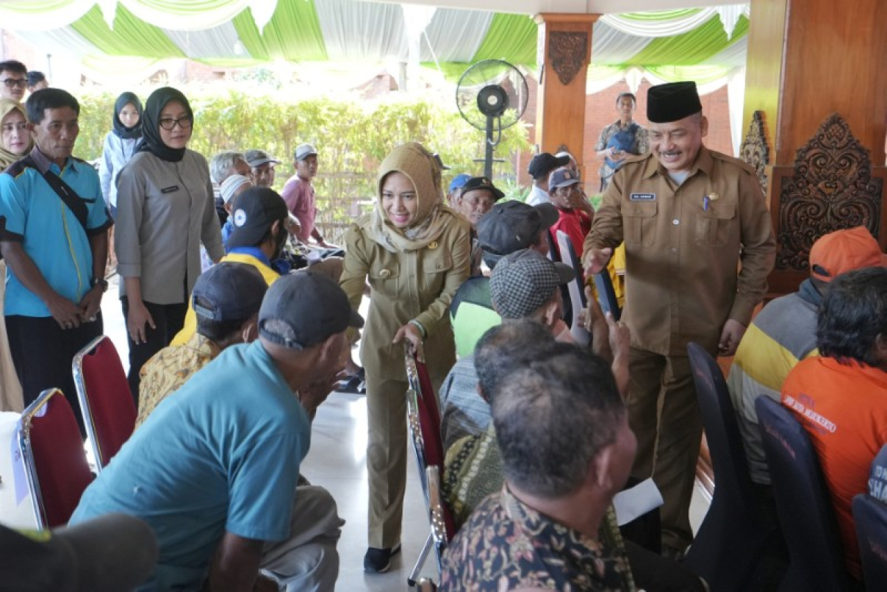 Ratusan Tukang Becak menerima bansos dari Pemkot Mojokerto, diserahkan langsung oleh Ning Ita. (ist)
