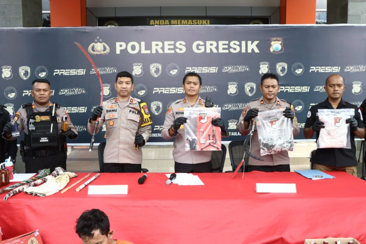 Kapolres Gresik saat pers conference terkait keberhasilan anak buahnya. 