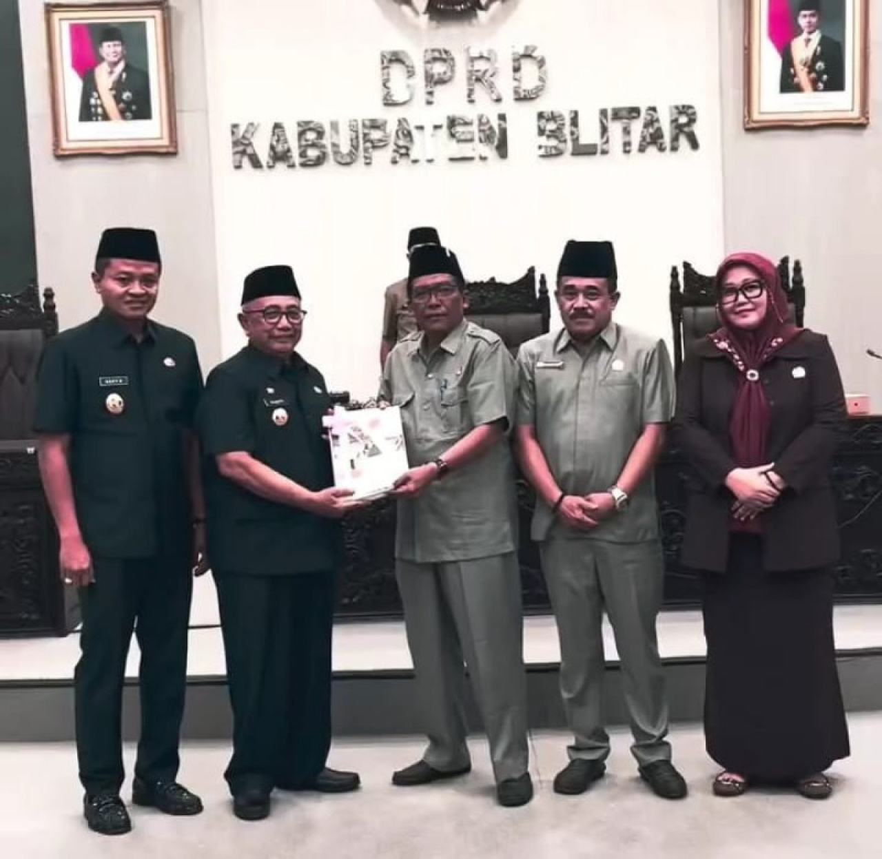 Ketua DPRD Kabupaten Blitar, Supriadi mrnyerahkan draft, pokok-pokok pikiran dalan rapat Paripurna DPRD. (ist)