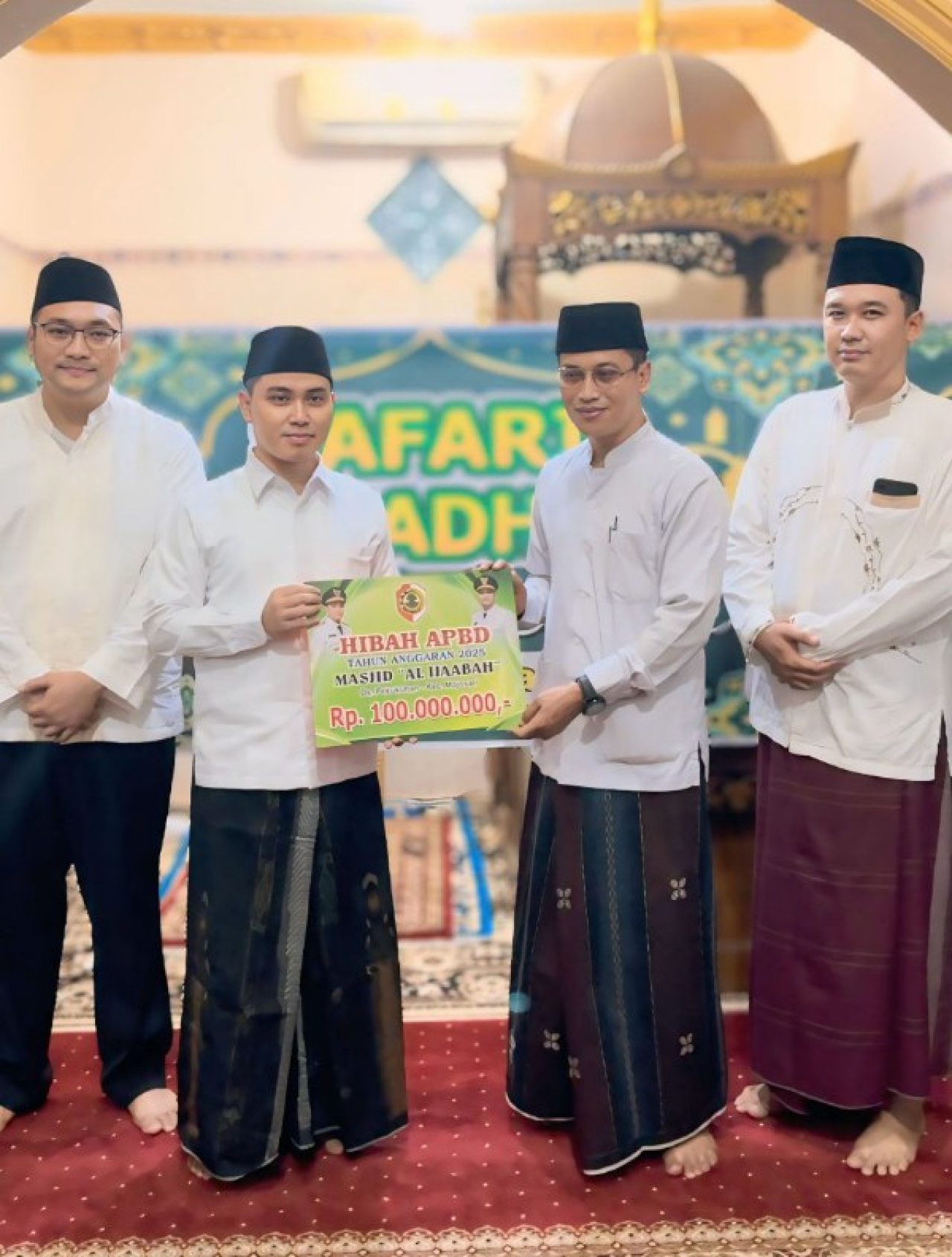 Bupati Al Barra didampingi Wakil Bupati Rizal Octavian menyerahkan bantuan dana hibah kepada Masjid Al Ijabah, Pekukuhan Mojosari. (ist)