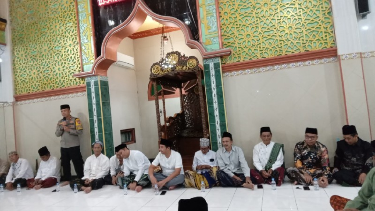 Kapolsek Kebomas, Kompol Gatot memberikan sanbutan. (ist)