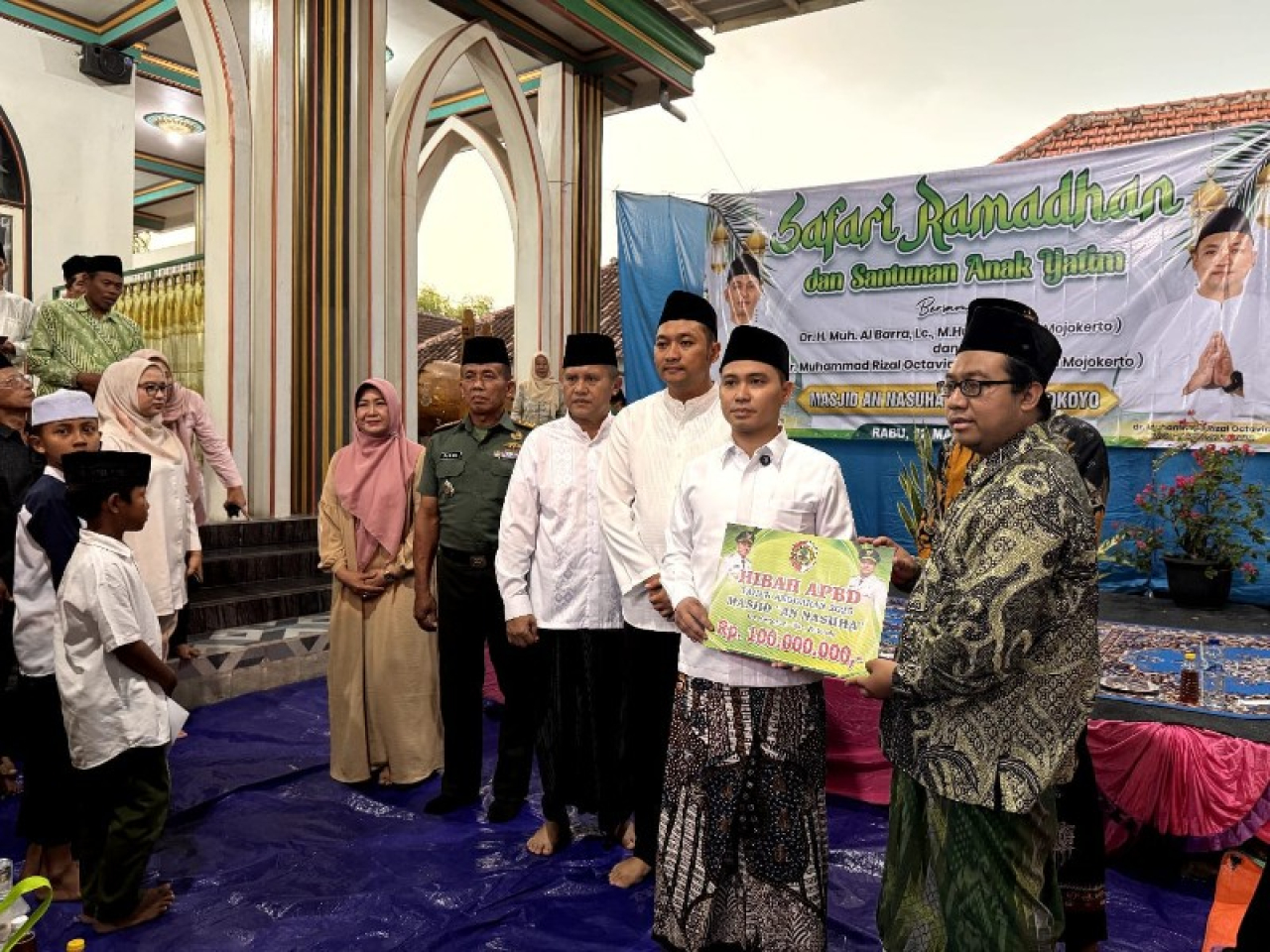 Gus Barra didampingi Wabup dr. Rizal Oktavian dan Setdakab Teguh Gunarko serahkan dana hibah ke takmir masjid An-Nasuha Kertosari. (ist)