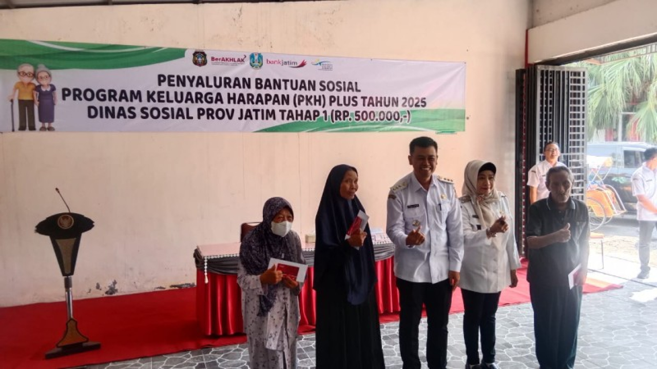 Wali Kota Blitar, Syauhul Muhibbin menyerahkan bansos PKH Plus Tahun 2025.(ist)
