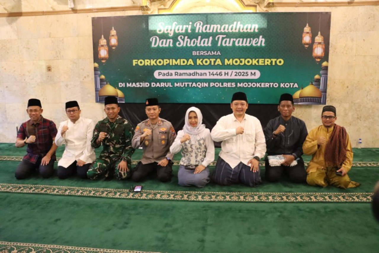 Setelah sholat taraweh jajaran Forkopimda Kota Mojokerto berfoto bersama wujud kebersamaan.(ist)