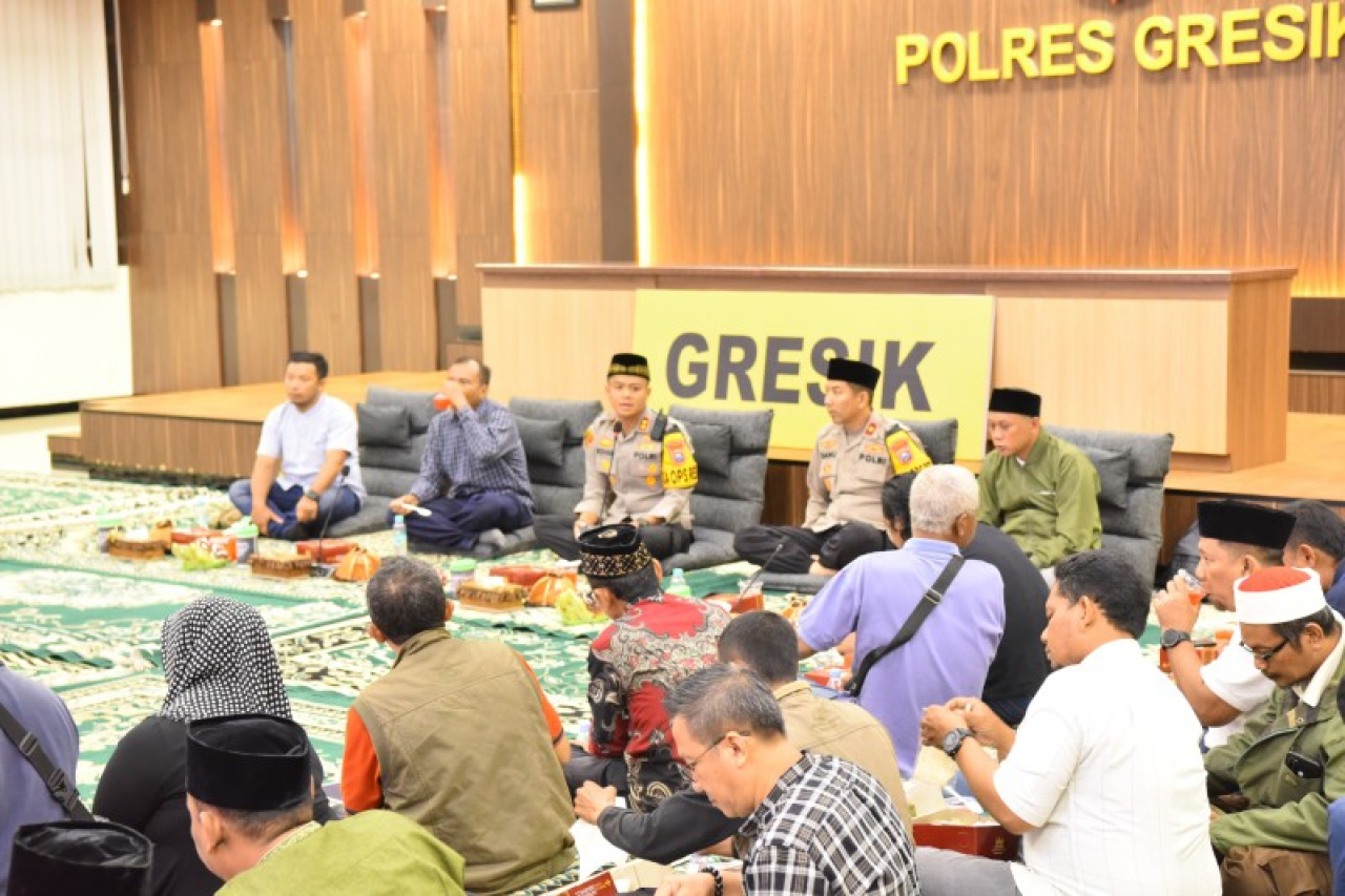 Kapolres Gresik saat berbuka puasa bersama wartawan. (ist)