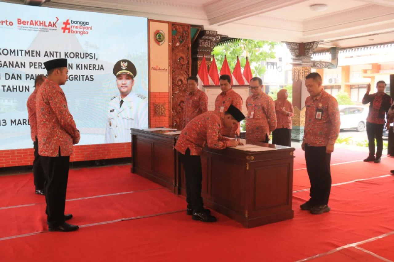 Wujudkan Tata Kelola Pemerintah Bersih dan Pelayanan Prima, Pemkab Mojokerto Gelar Penandatanganan Perjanjian Kinerja dan Pakta Integritas Perangkat Daerah. (ist)