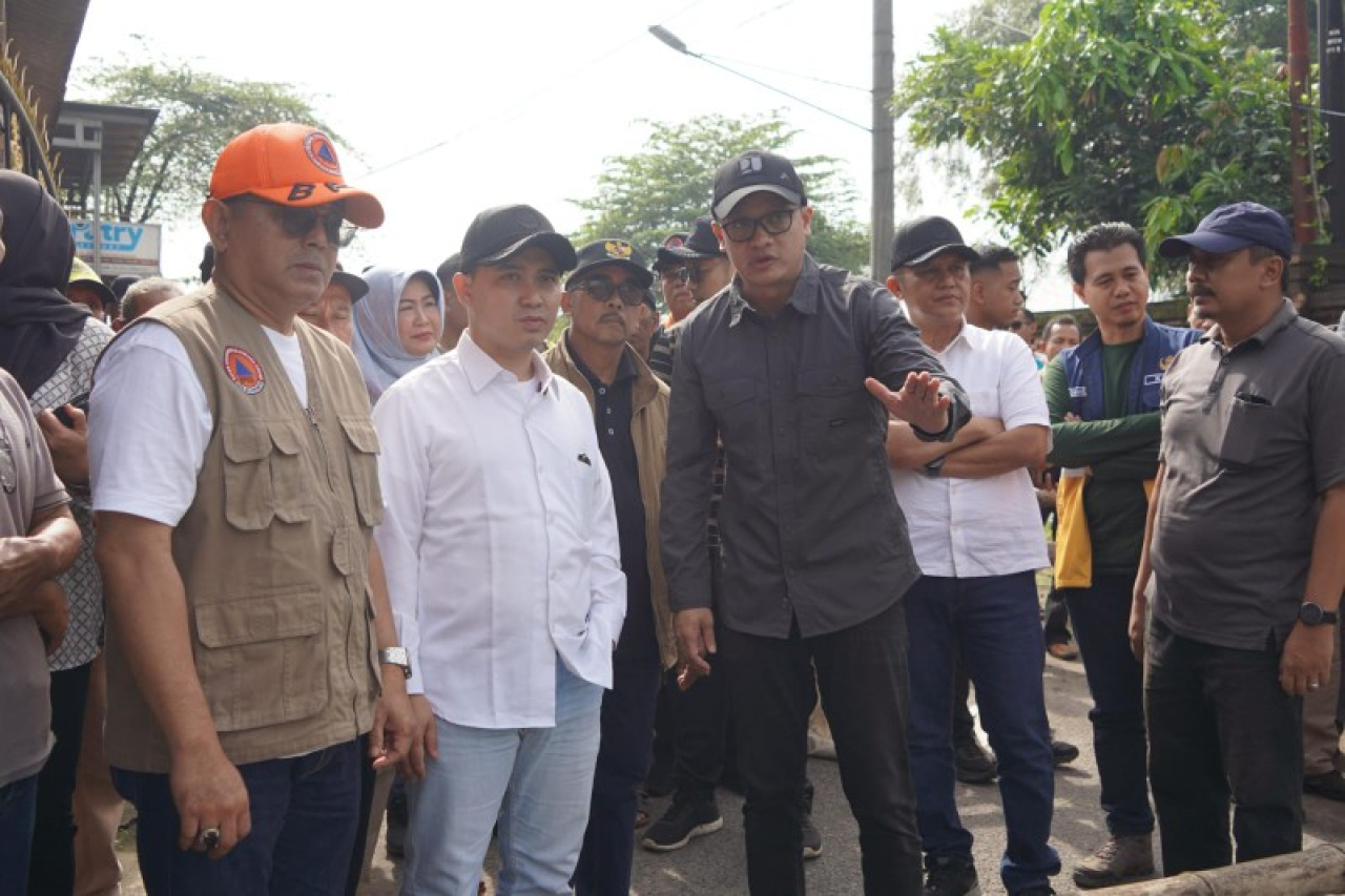 Bupati Mojokerto Muhammad Al Barra saat meninjau jembatan dsn. Sumberkembar Ds..Wonodadi Kutorejo. (ist)