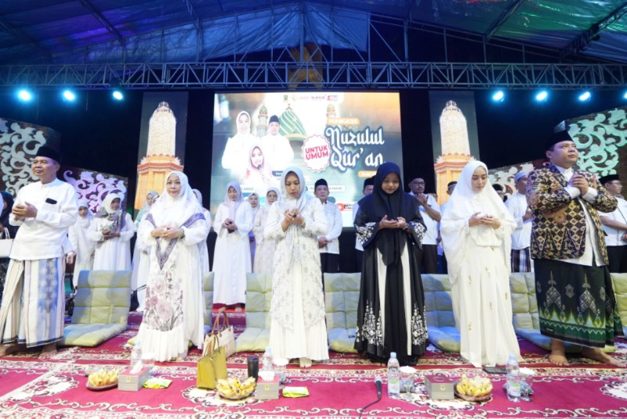Peringatan Nuzulul Quran Pemkot Mojokerto, Meski Hujan Jamaah Khidmat Dengarkan Tausiah Ustadzah Mumpuni