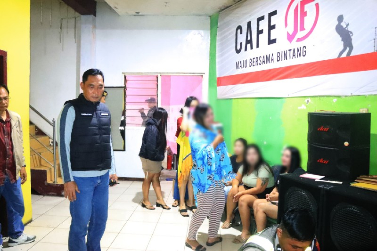 pemandu lagu di kafe JF diamankan petugas saat beroperasi di bulan Ramadhan. (ist)