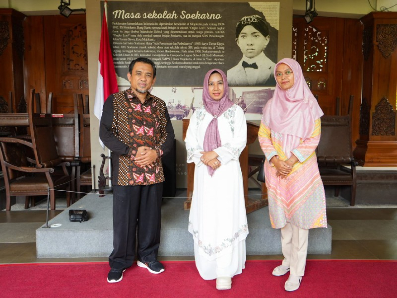 Nono Purnomo dan istri setelah berpamitan dengan Ning Ita menyempatkan foto bersama. (ist)