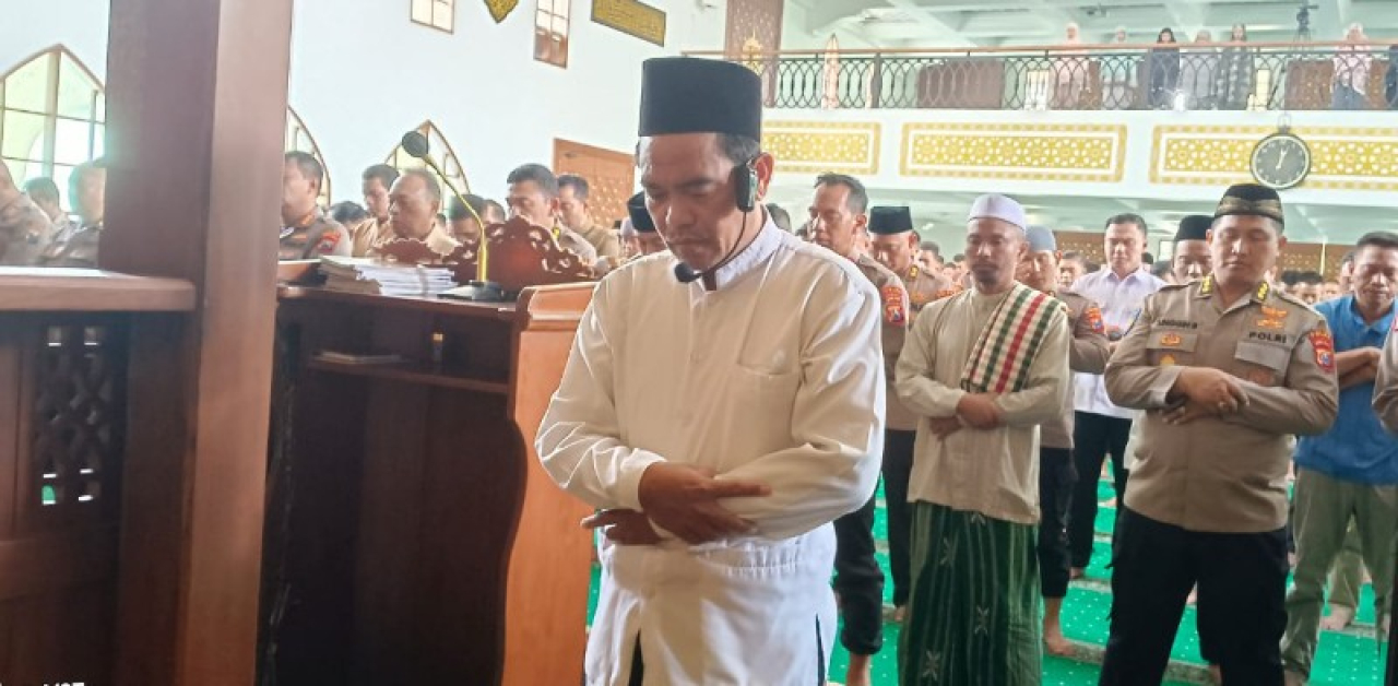 Sholat gaib dengan imam KH. A. Muzani, SQ di Masjid Mapolda Jatim (ist)
