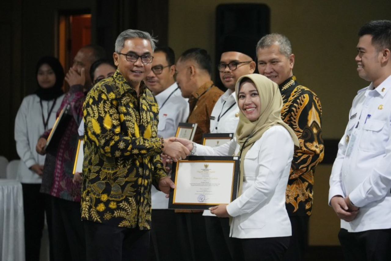 Wali Kota Mojokerto Ika Puspitasari menerima MCP Terbaik 2024 dari Ketua KPK RI Setyo Budianto. (ist)