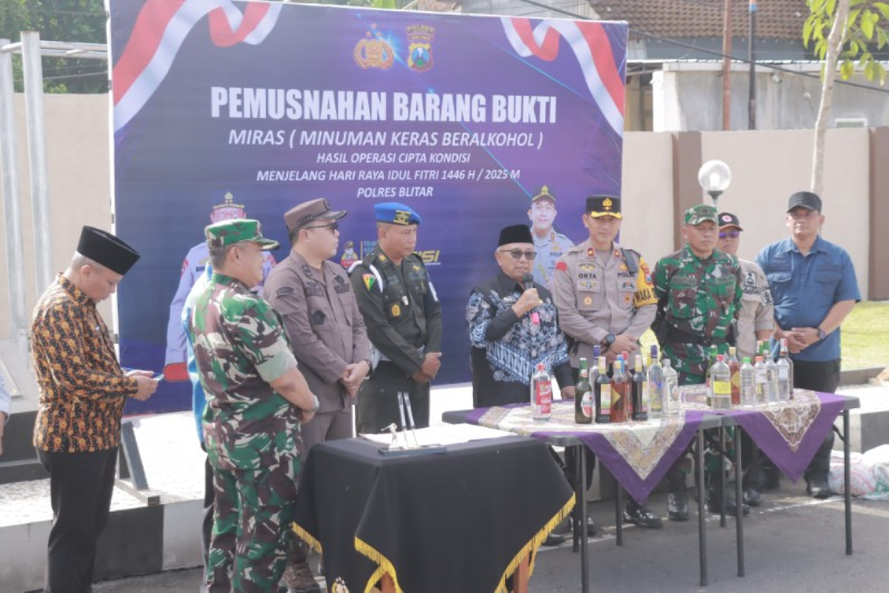 Polres Blitar musnahkan ribuan botol miras hasil Operasi Pekat 2025. (ist)h