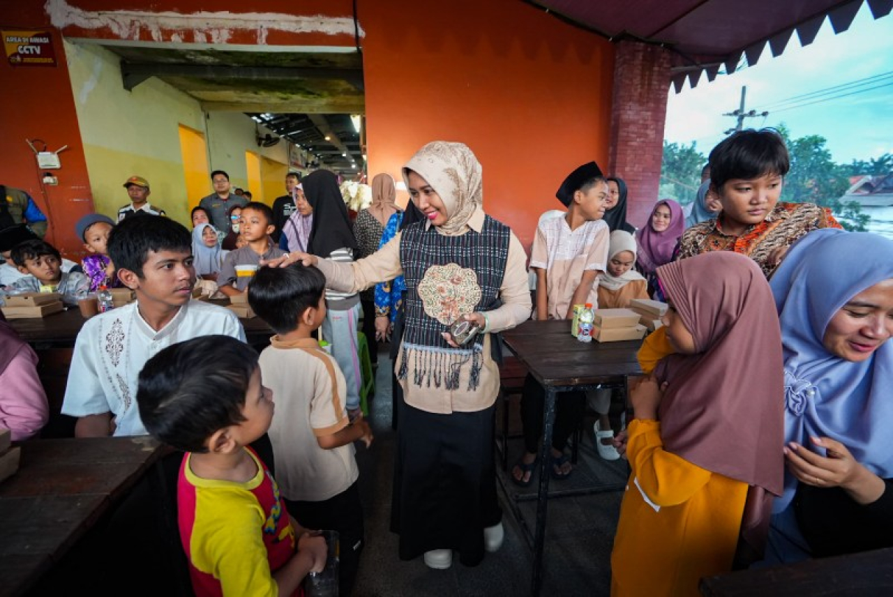 Wali Kota Ning Ita saat buka bersama dengan anak yatim dengan penuh kasih sayang. (ist)