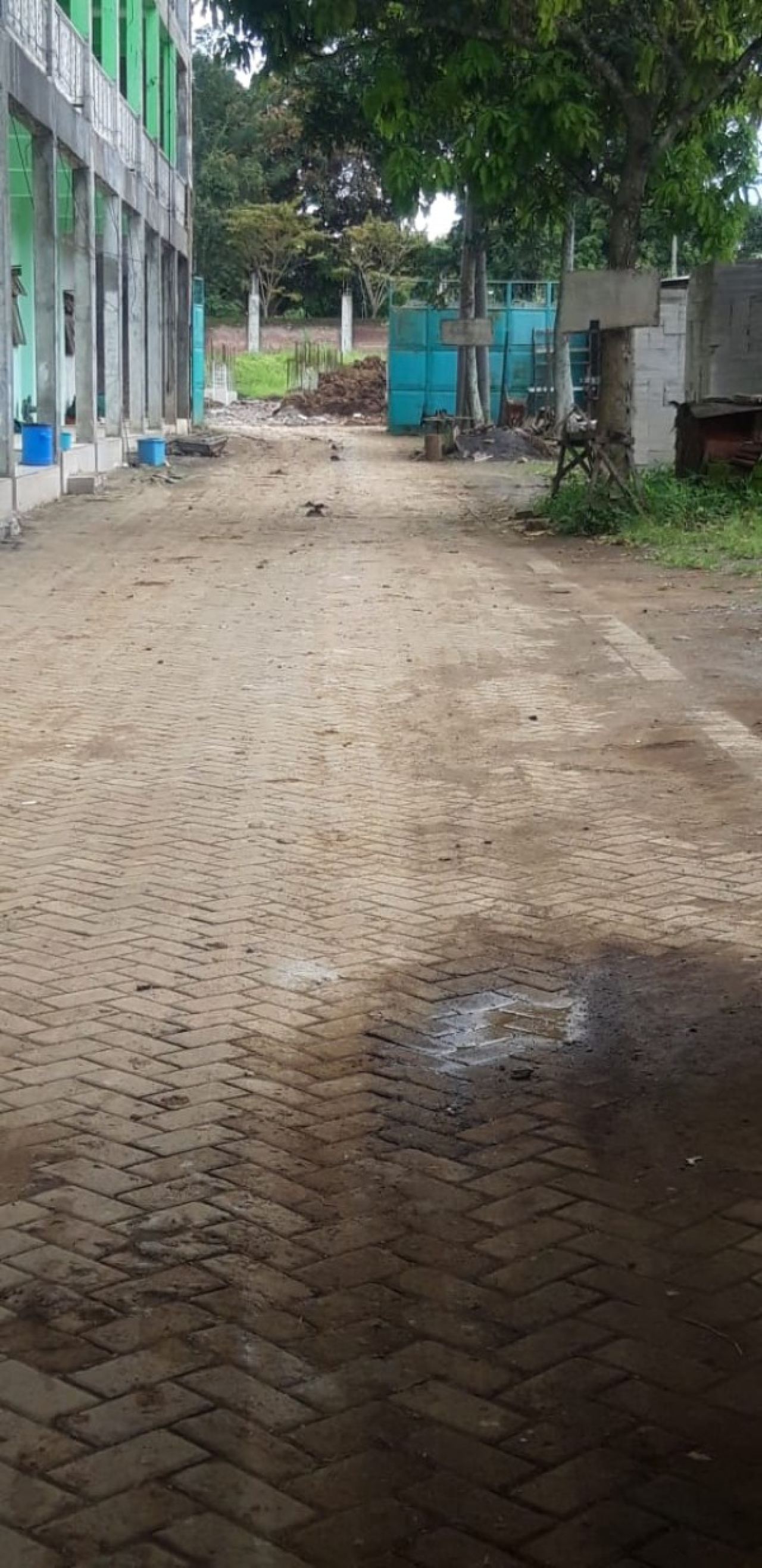 ceceran tanah urugan tumpah di jalan akibatkan jalan menjadi kotor. ((ist)