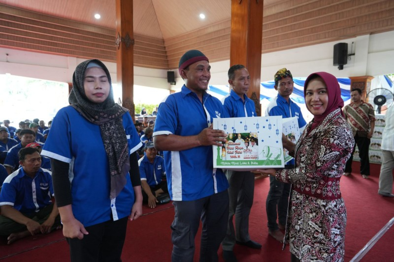 Wali Kota Mojokerto Ning Ita berikan paket sembako kepada pasukan kuning. (ist)