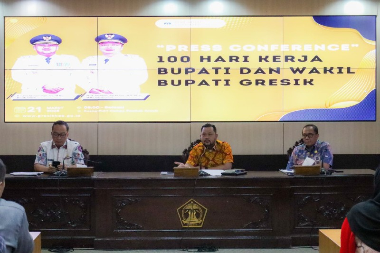 Bupati, Wakil Bupati, Sekwan Gresik saat jumpa pers program 100 hari. (ist)