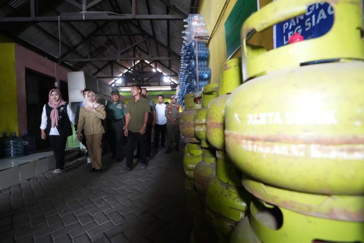 Ning Ita mengecek stock elpiji di pangkalan LPG 3 kg di Jalan Empunala. (ist)