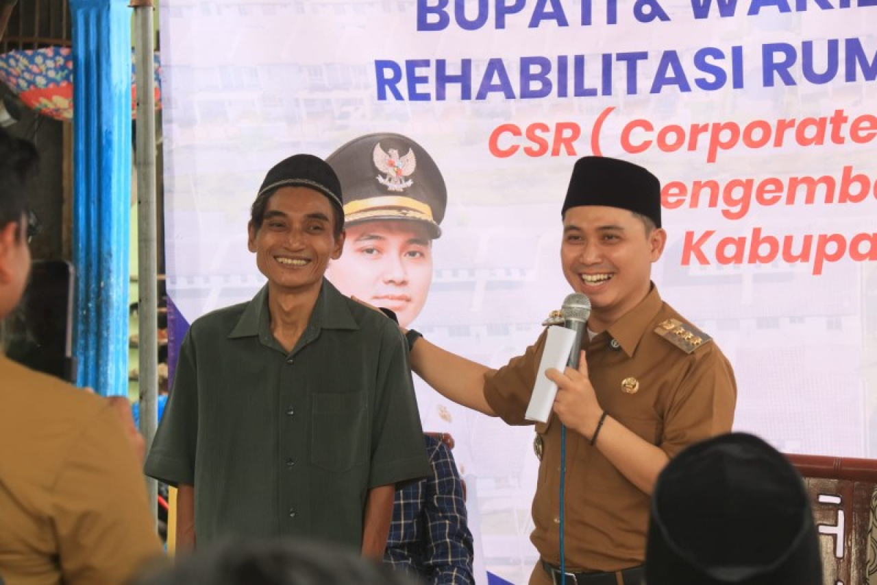 Bupati Mojokerto Gus Barra meninjau rehab rumah di Desa Mojoranu Sooko. (ist)