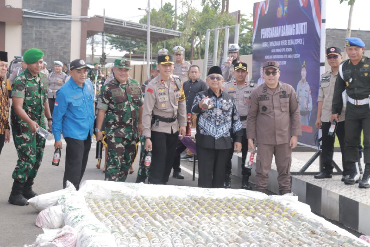 Ribuan botol miras hasil sitaan Polres Blitar selama bulan ramadhan siap dimusnahkan. (ist)