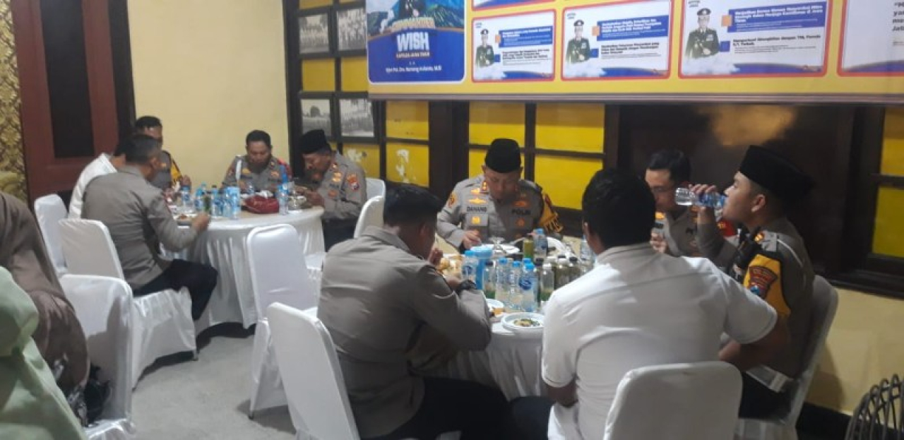 kapolres Malang saat berbuka puasa bersama jajaran anggotanya di Mako Polsek Singosasi. (ist)