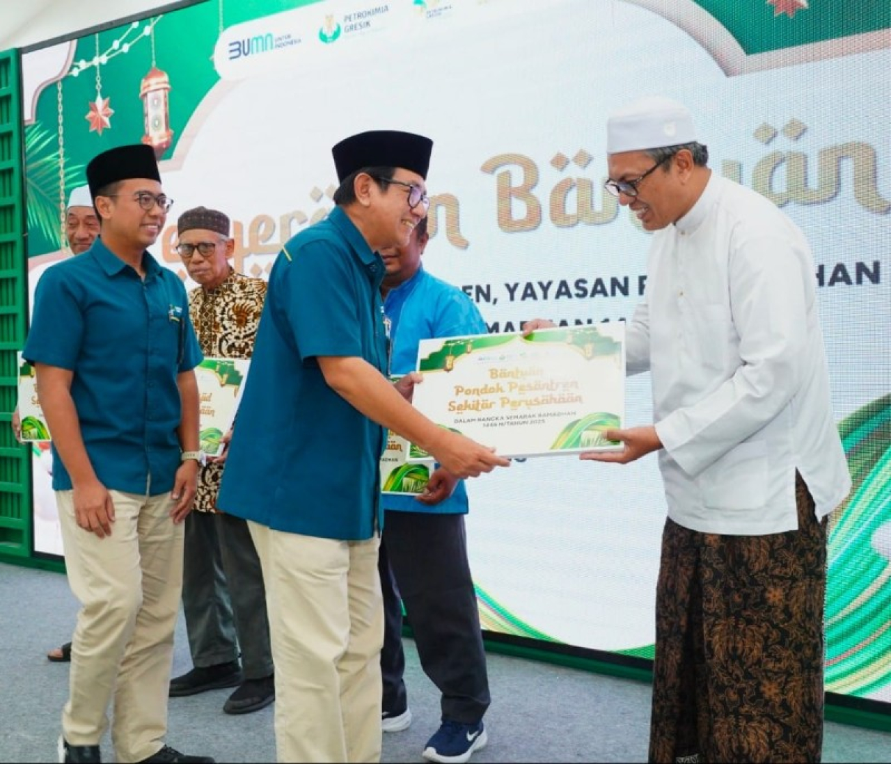 Dirut Petrokimia Gresik Silaturahim ke Berbagai Masjid Sekitar Perusahaan Salurkan Bantuan Rp 2 Miliar