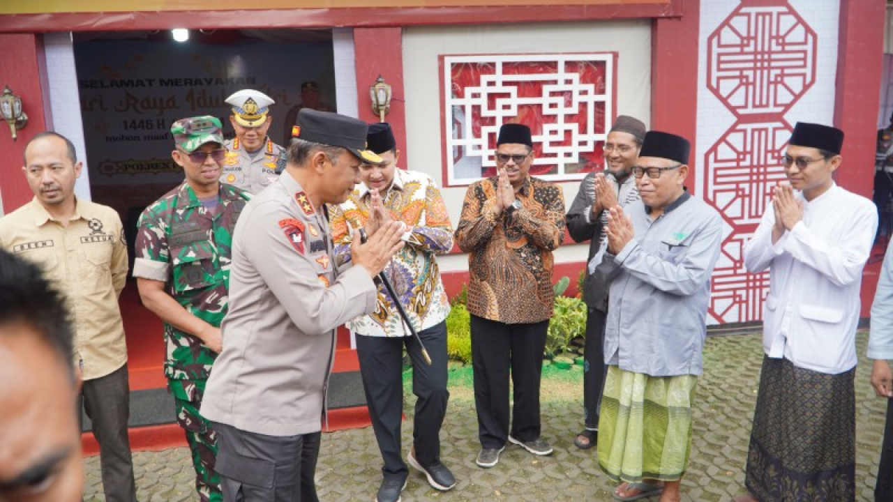 Kapolda Jatim Irjen Pol. Nanang Avianto meninjau Posyan Ketupat Semeru 2025 di Masjid Cheng Hoo Pandaan. (ist)