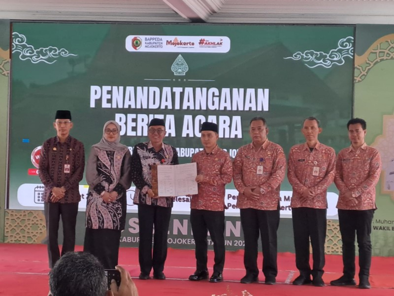 Musrenbang Kabupaten Mojokerto 2026 selesai ditanda tangani oleh Bupati Gus Barra didampingi Kepala OPD terkait dan Kepala Bakorwil Bojonegoro. (foto : eko / B-news.id)