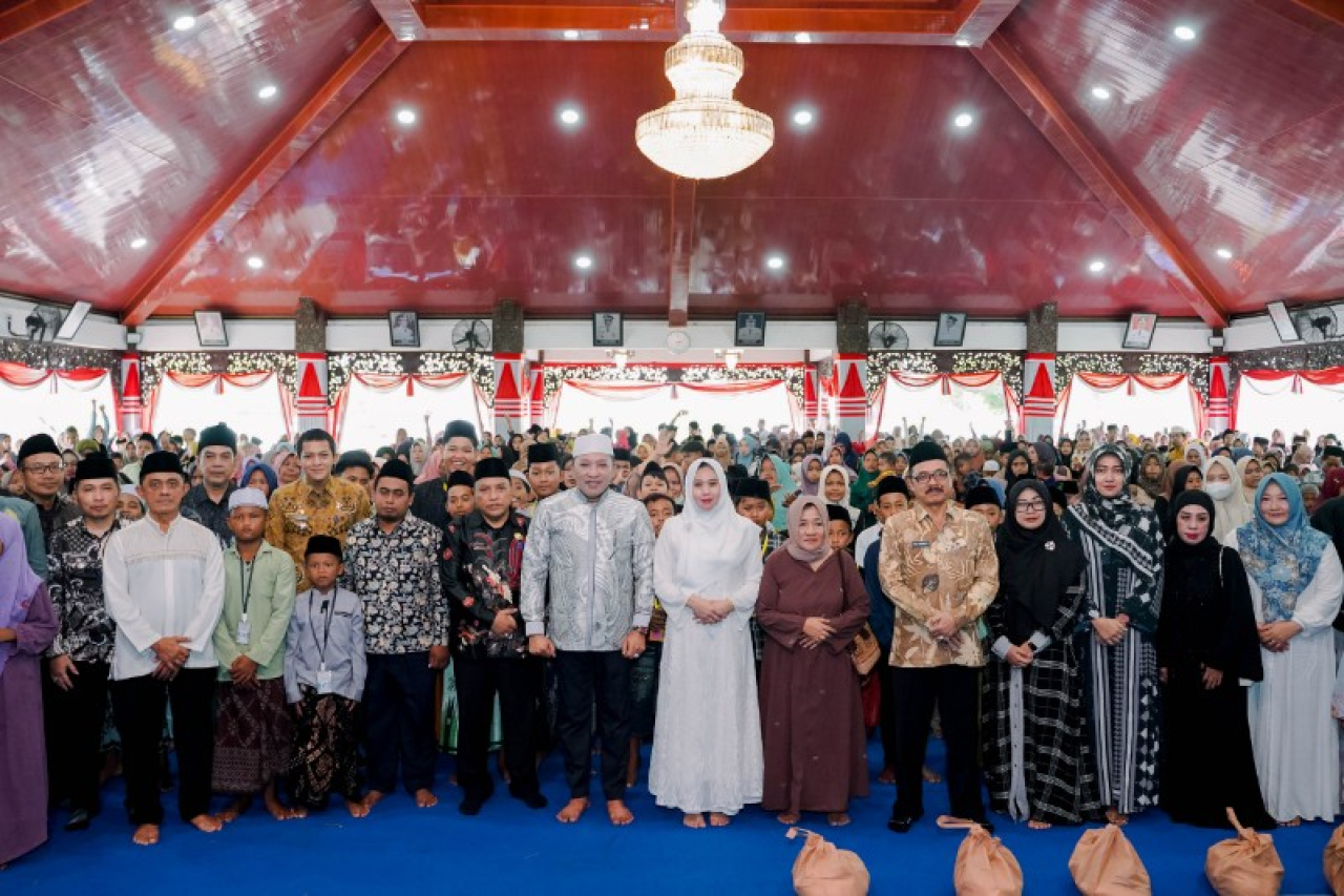 H. Slamet Junaidi bersama Ketua TP PKK Saat Santuni 1000 Anak Yatim di Pendopo Trunojoyo. (ist)