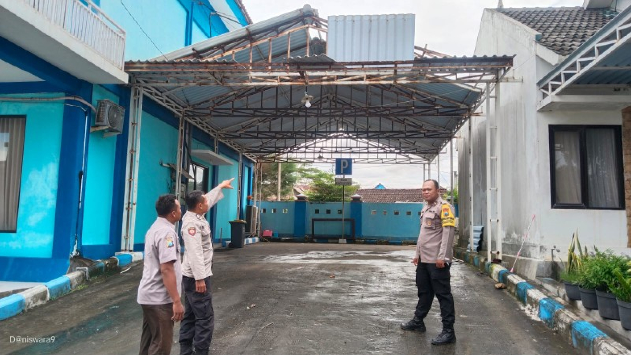 Petugas babinsa mendatangi lokasi kejadian. Tampak atap rumah warga di Desa Tambakrejo terlihat jebol setelah diterjang puting beliung. (ist)