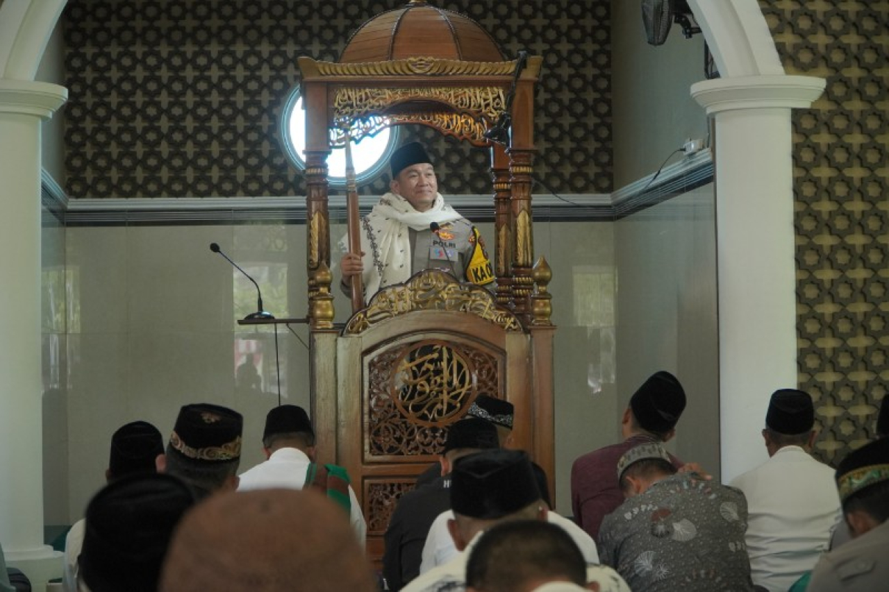 AKBP Arif Fazlurrahman saat menjadi khatib atau imam tarawih di berbagai acara. (ist)