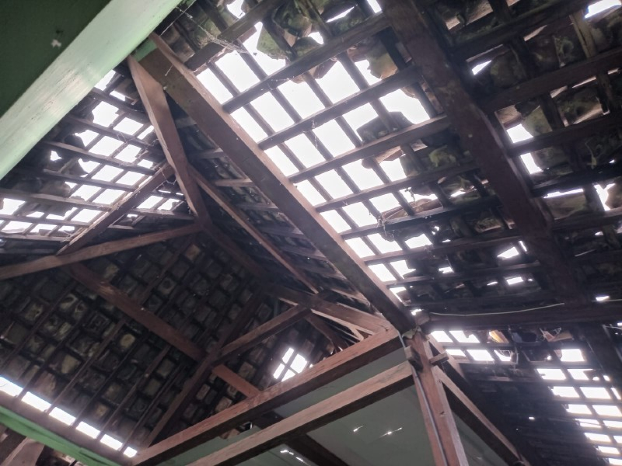 Sebuah rumah di Desa Bacem Kabupaten Blitar hancur terkena ledakan mercon. (ist)