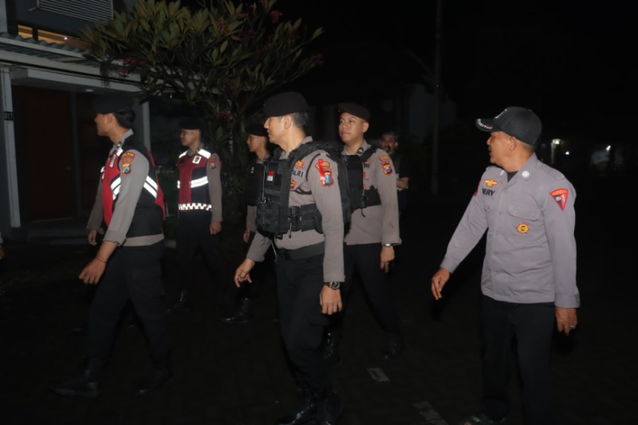 Anggota Samapta Polres Mojokerto Kota sedang berpatroli termasuk rumah-rumah kosong. (ist)