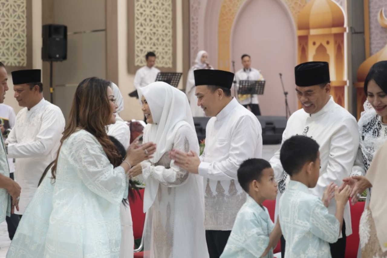 Kapolda Jatim Irjen Pol. Nanang Avianto beserta keluarga saat halal bihalal dengan keluarga besar Polda Jatim setelah tunaikan sholat Ied. (ist)