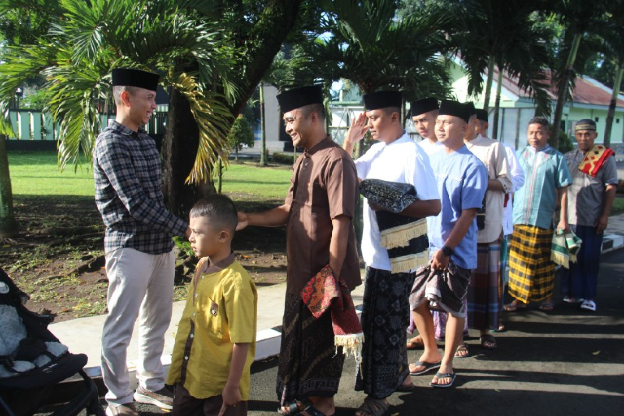 usai sholai dilanjut dengan acara halal bihalan dan saling bermaafan. (ist)