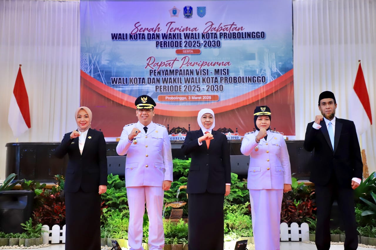 Gubernur Jawa Timur Khofifah Indar Parawansa menghadiri Serah Terima Jabatan (Sertijab) Wali Kota Probolinggo Aminuddin dan Wakil Wali Kota Probolinggo Ina Dwi Lestari di Ballroom Paseban Sena, Kota Probolinggo. Ist)