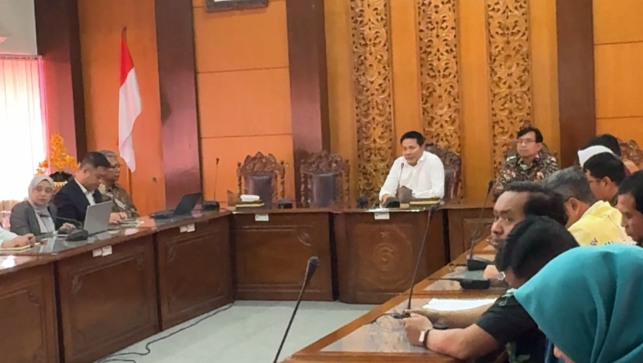 Bupati Sidoarjo Subandi memimpin pertemuan dengan CWI untuk pengelolaan sampah TPA Jabon di ruang Wicaksana kantor Bupati. (Ist(