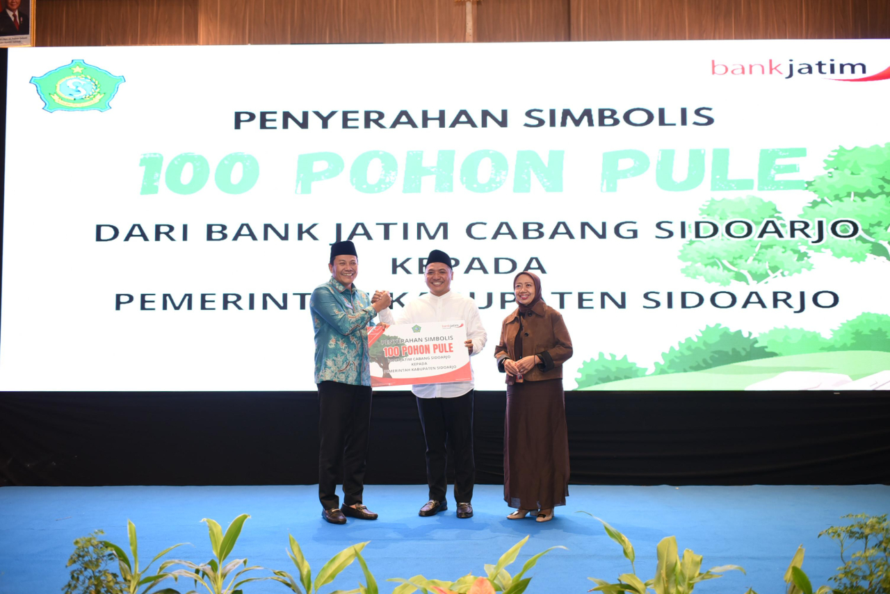Bupati Subandi Dorong Sinergi dan Optimalisasi CSR. Tampak pimpinan bank Jatim Sidoarjo menyerahkan bantuan secara simbolis pohon Pule melalui dana CSR. (Ist)