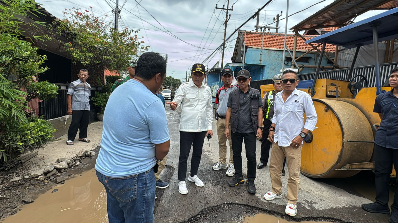 Sidak Jalan Rusak di Desa Kureksari Waru,, Bupati Subandi Targetkan Tuntas Sebelum Lebaran, (ist)