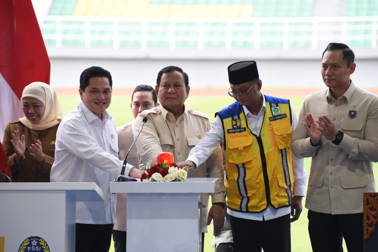Presiden Prabowo didampingi Menteri BUMN Erick Tohir saat meresmikan stadion Gelora Delta Sidoarjo. (Ist)