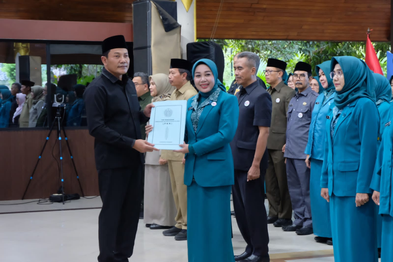 Bupati Sidoarjo, H. Subandi, SH, M.Kn, secara resmi melantik dan mengukuhkan Pengurus Tim Penggerak Pemberdayaan dan Kesejahteraan Keluarga (TP PKK) periode 2025-2030. (Ist)