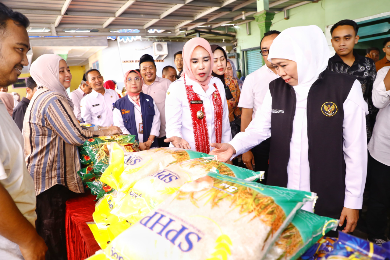 Gubernur Khofifah didampingi Wabup Sidoarjo Mimik Idayana saat meninjau Pasar Pangan Murah di Sidoarjo. (Ist)