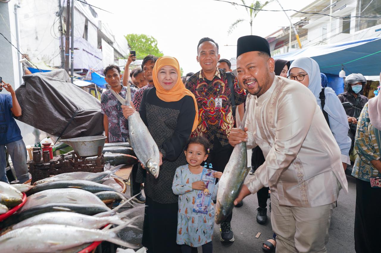 Gubernur Khofifah kunjungi pasar Bandeng Gresik besama cucu dan didampingi Bupati Gresik, Fandi Akhmad Yani. (Ist)